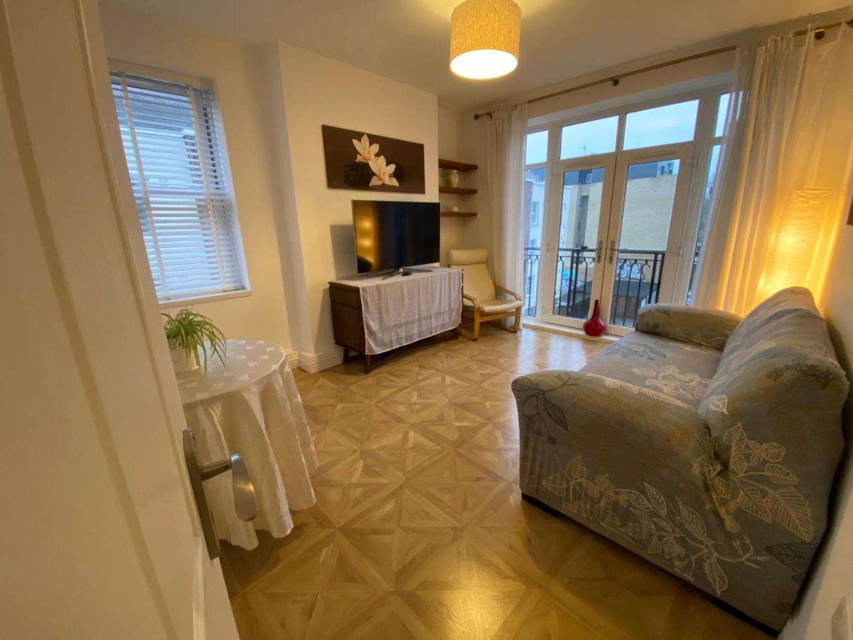 Spacious 1 Bedroom Flat In Apartament