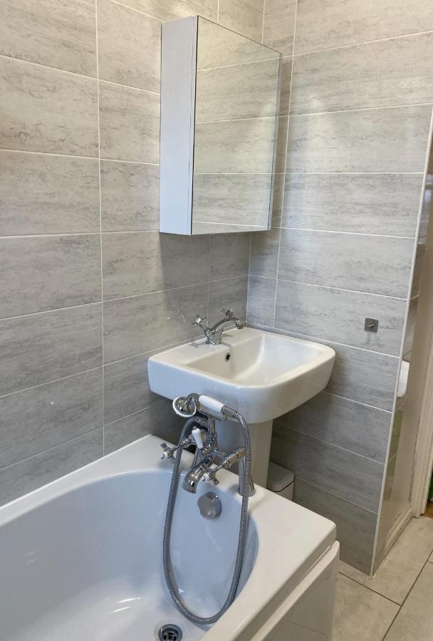 Spacious 1 Bedroom Flat In * Londra
